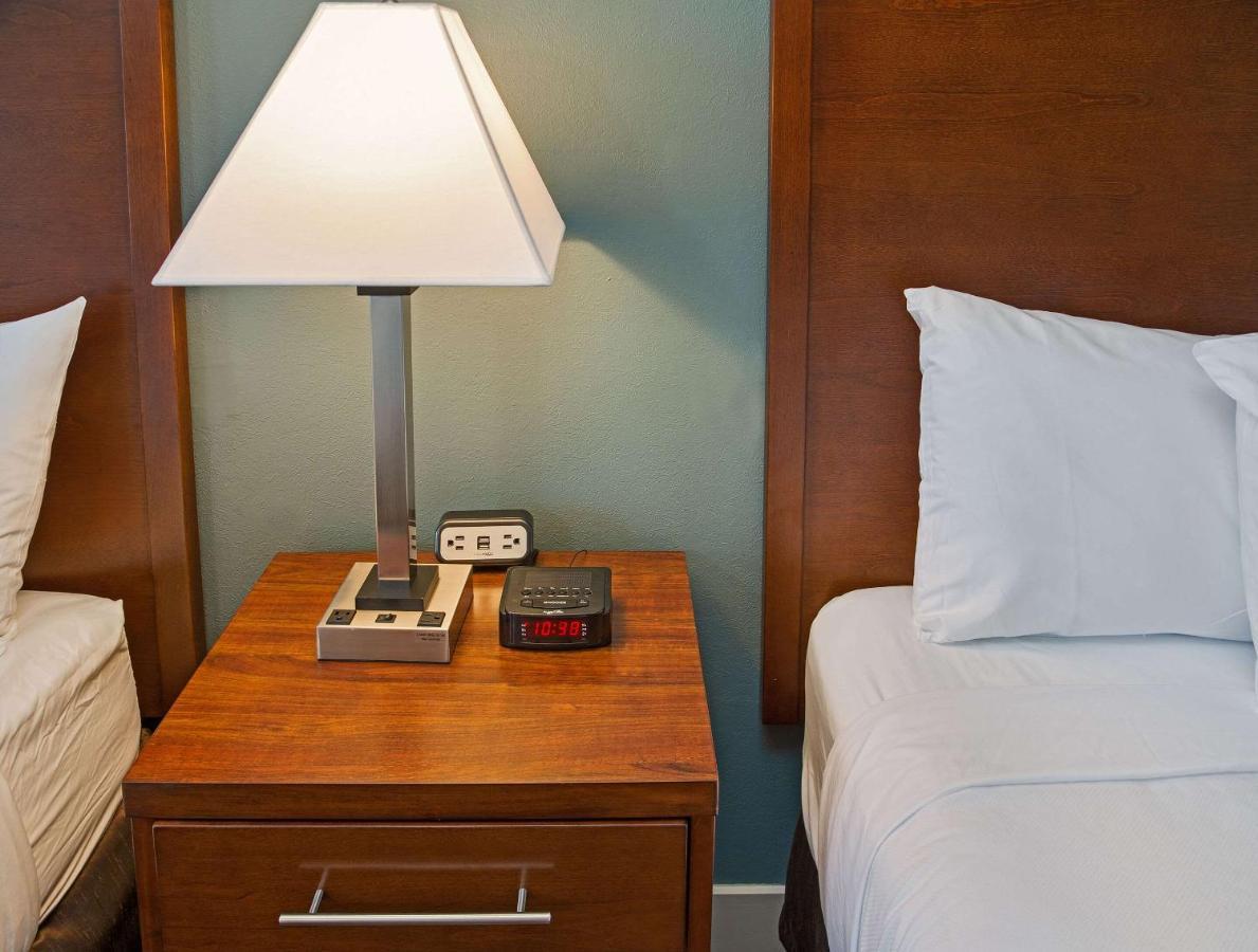 Econo Lodge Inn & Suites كيلوانا المظهر الخارجي الصورة