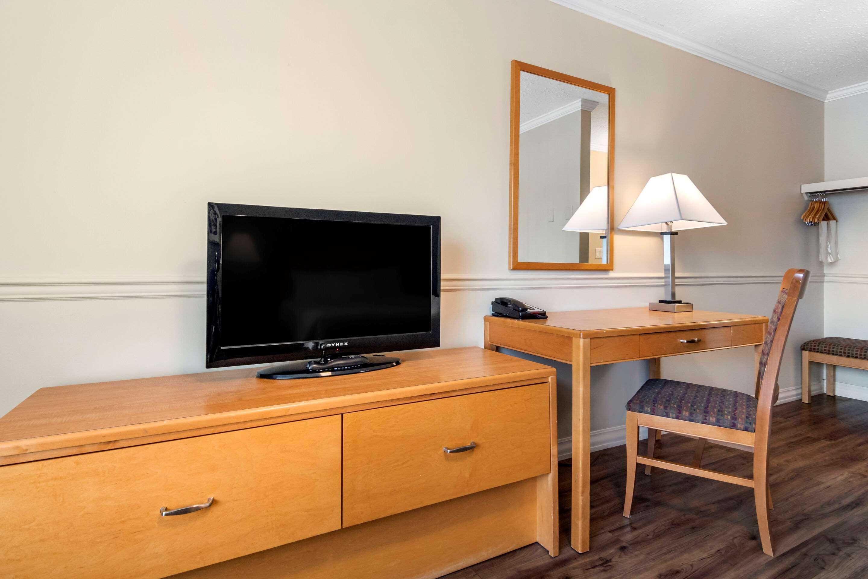 Econo Lodge Inn & Suites كيلوانا المظهر الخارجي الصورة