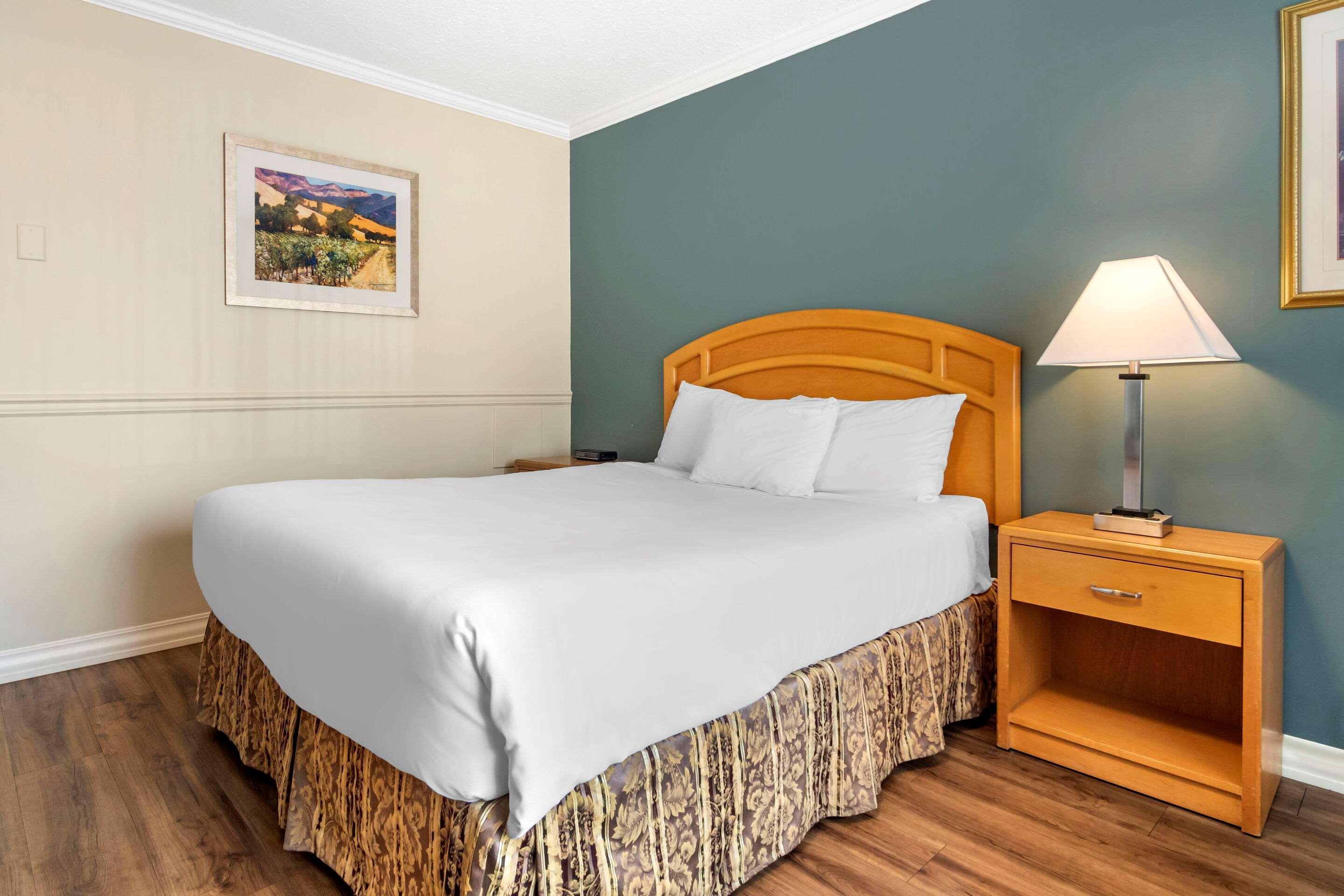 Econo Lodge Inn & Suites كيلوانا المظهر الخارجي الصورة