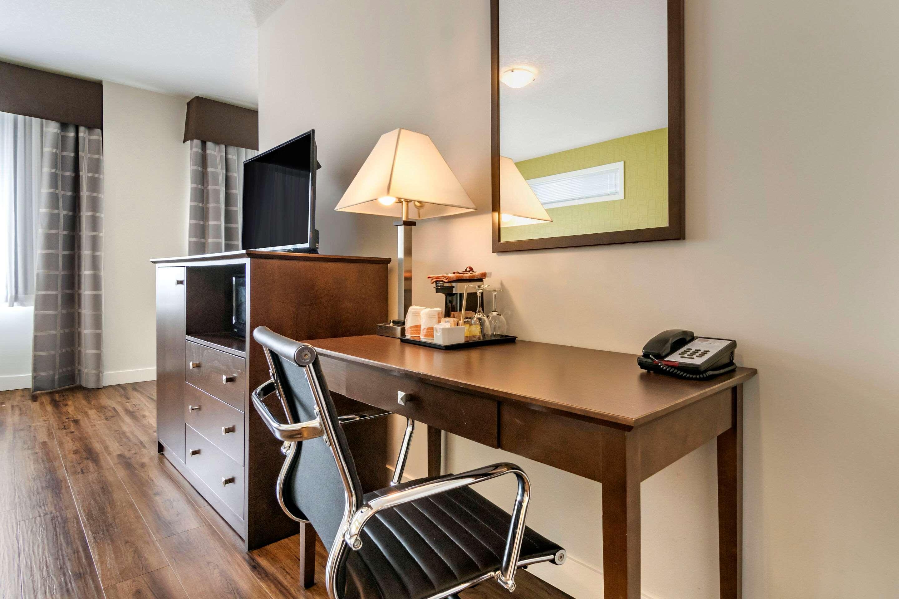 Econo Lodge Inn & Suites كيلوانا المظهر الخارجي الصورة