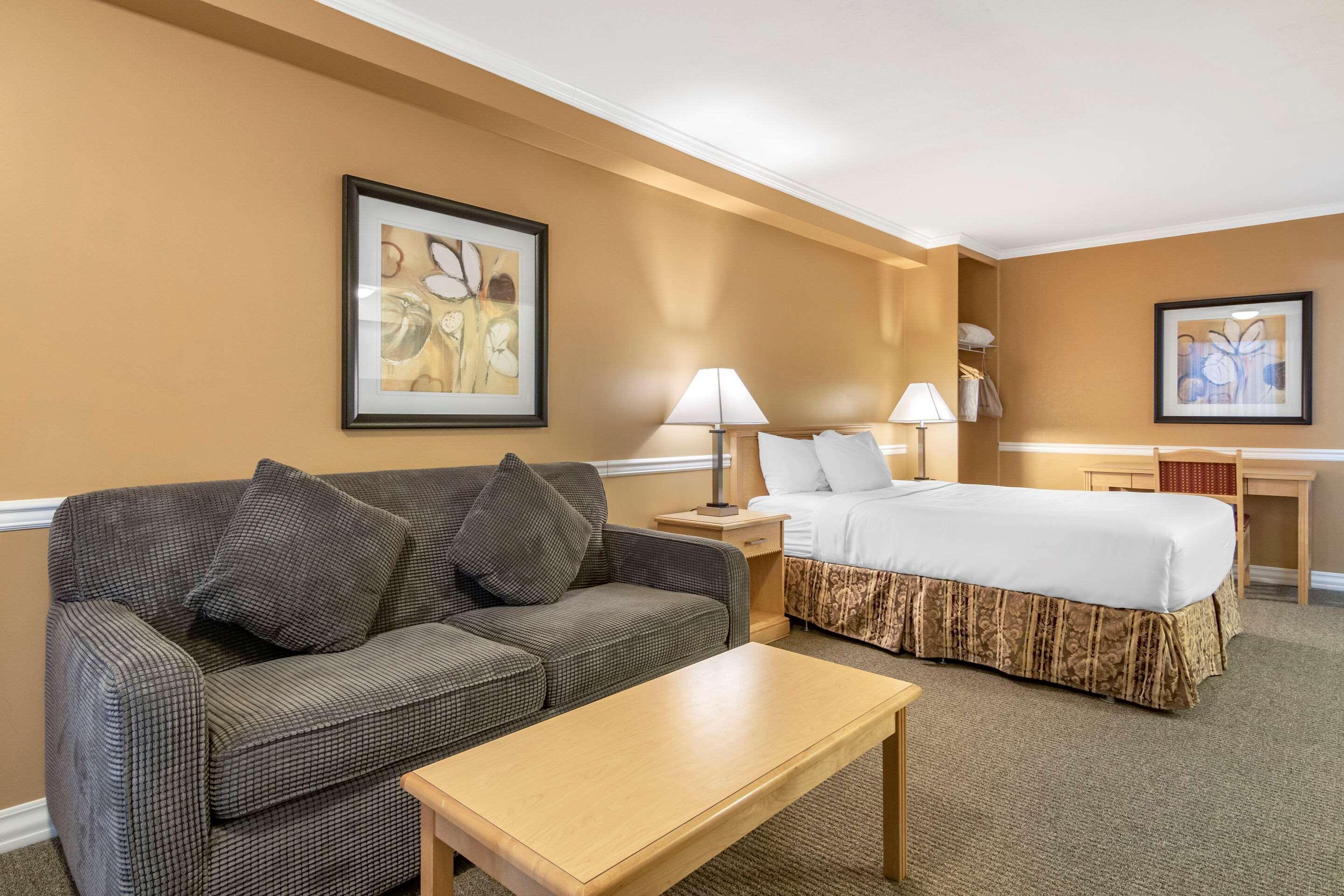 Econo Lodge Inn & Suites كيلوانا المظهر الخارجي الصورة