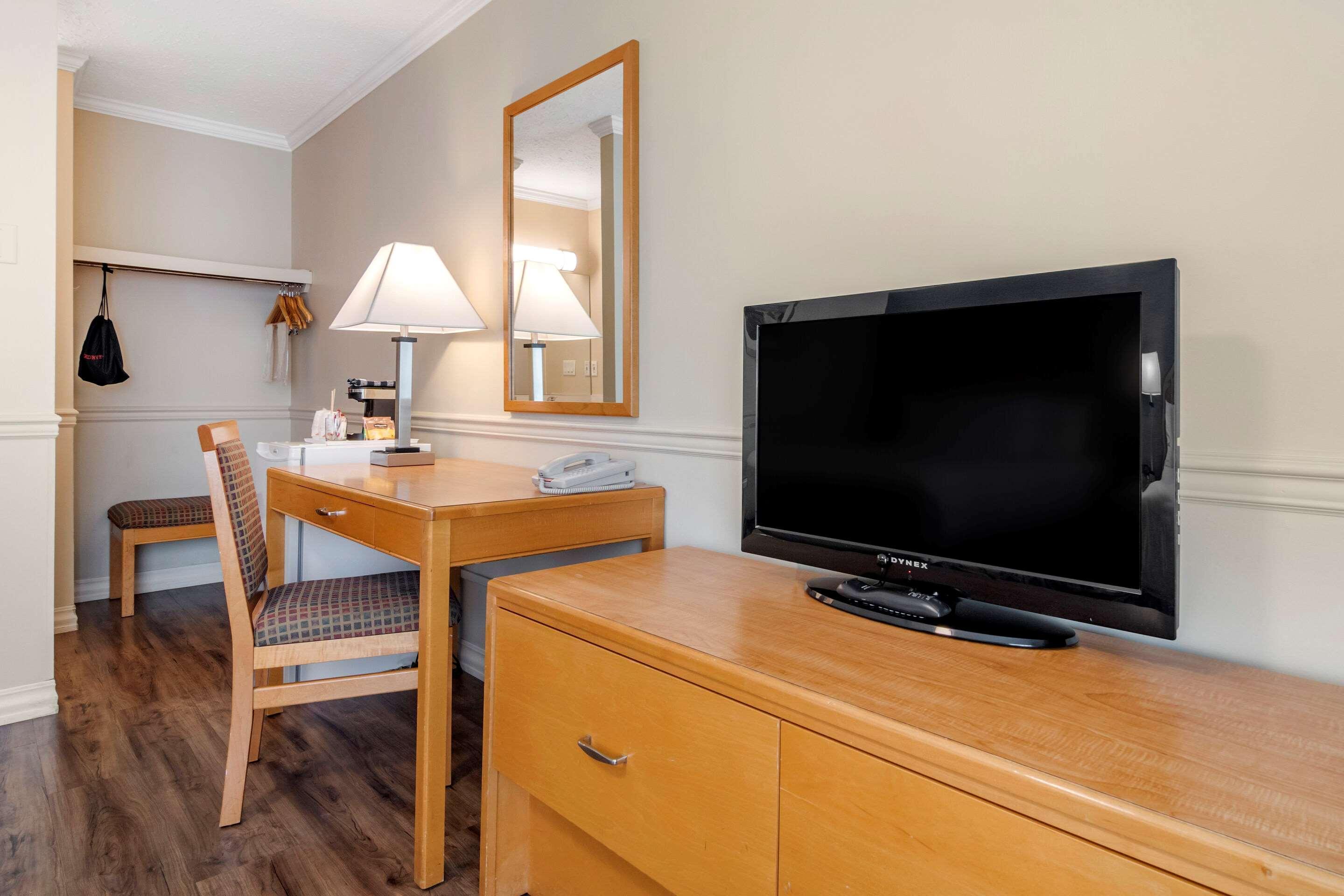 Econo Lodge Inn & Suites كيلوانا المظهر الخارجي الصورة