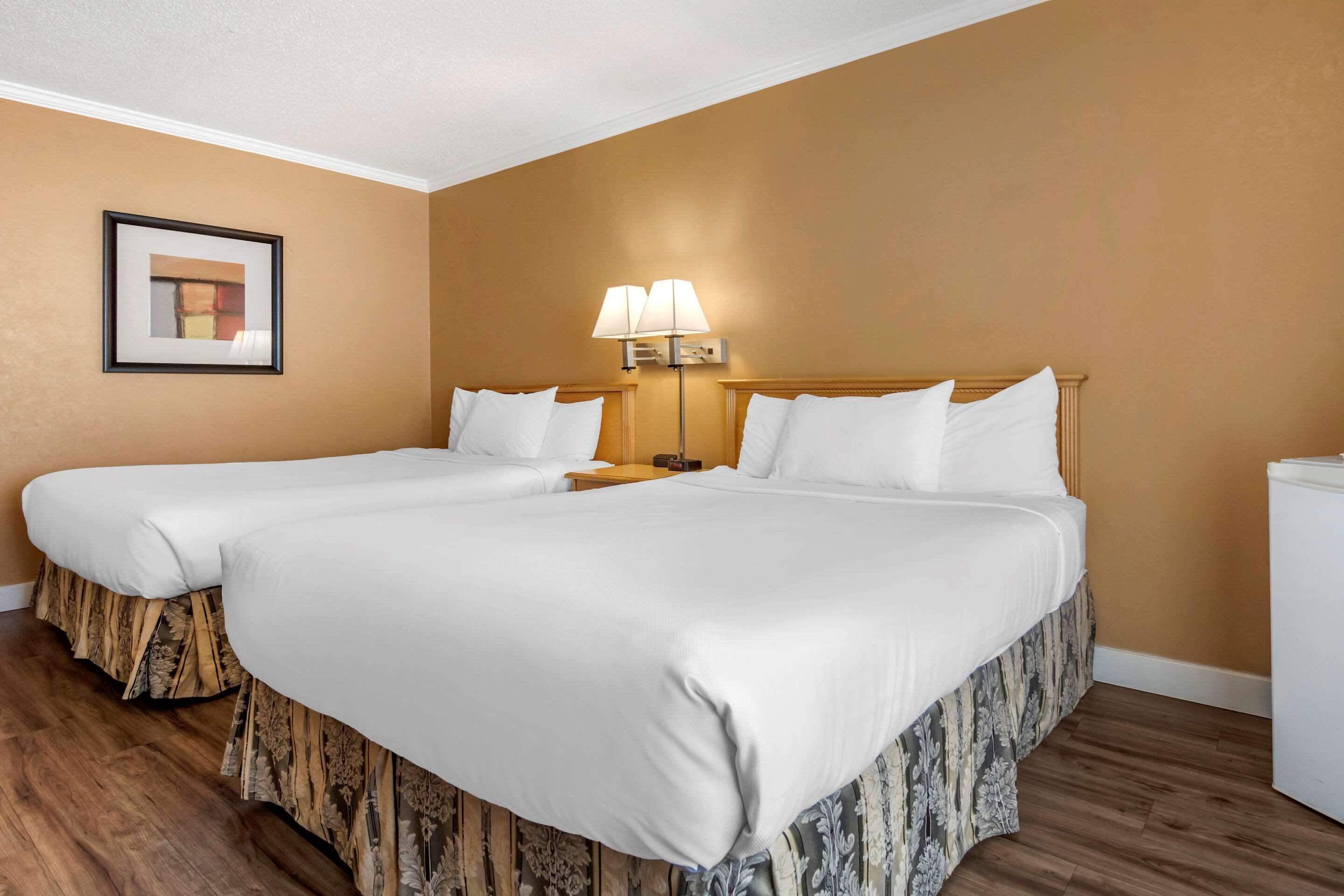 Econo Lodge Inn & Suites كيلوانا المظهر الخارجي الصورة