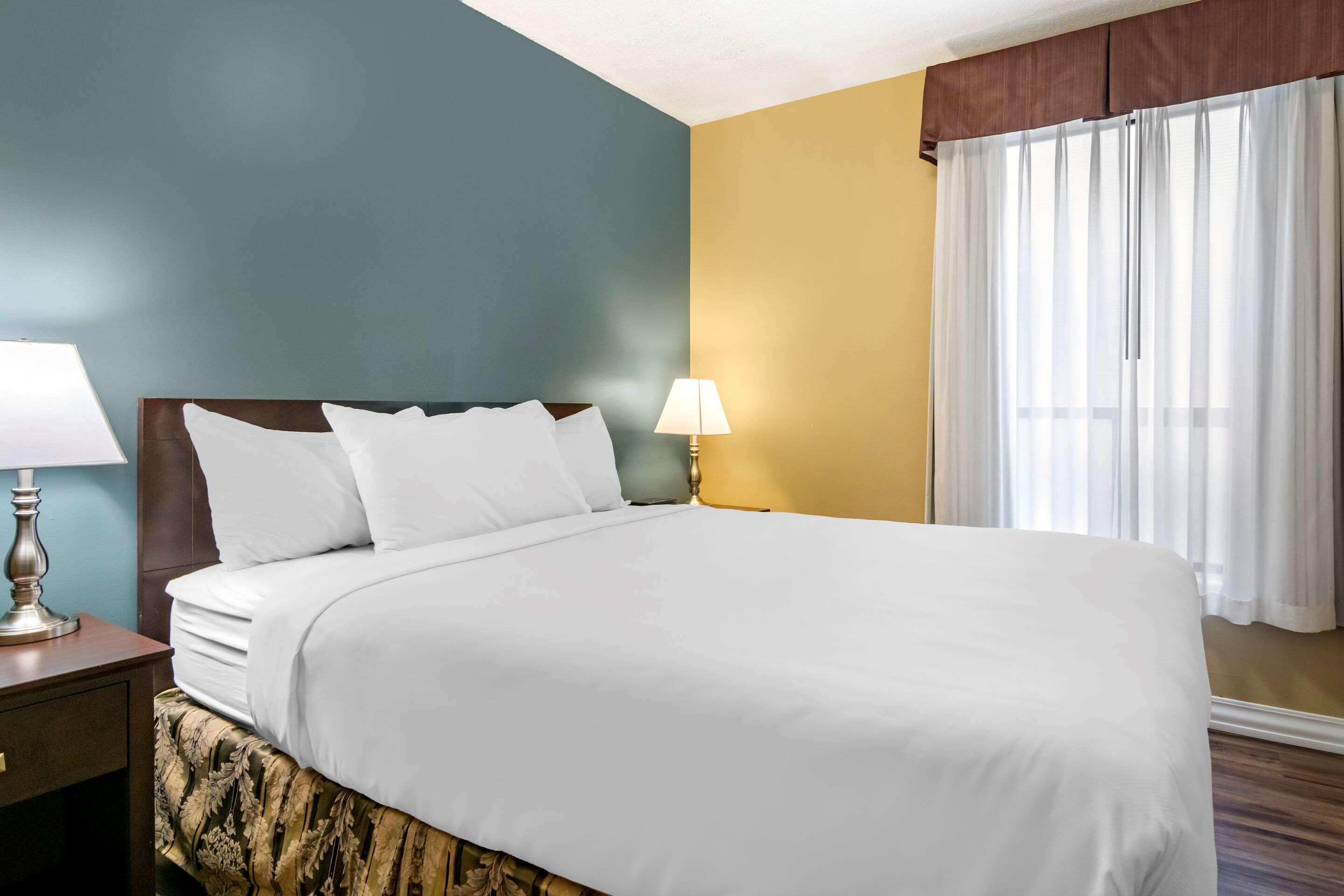 Econo Lodge Inn & Suites كيلوانا المظهر الخارجي الصورة