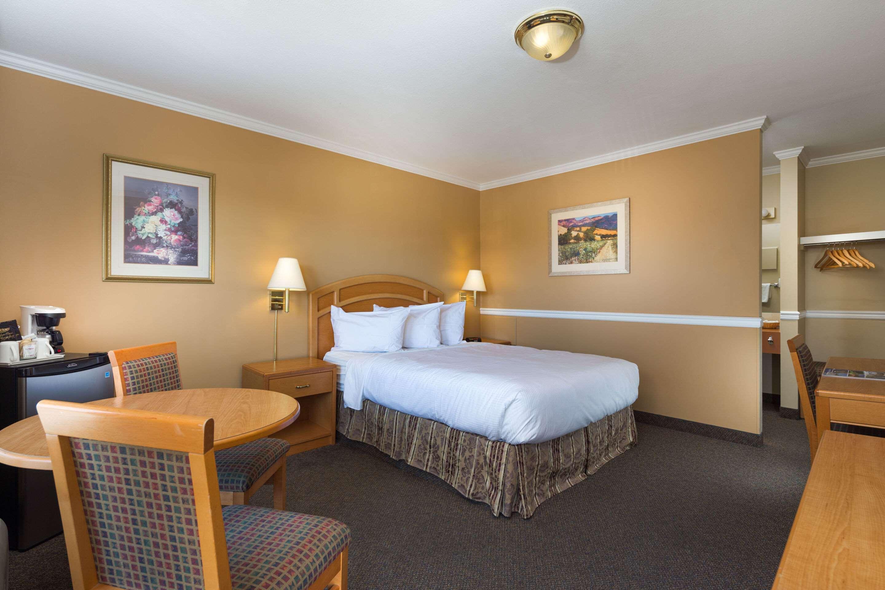 Econo Lodge Inn & Suites كيلوانا المظهر الخارجي الصورة