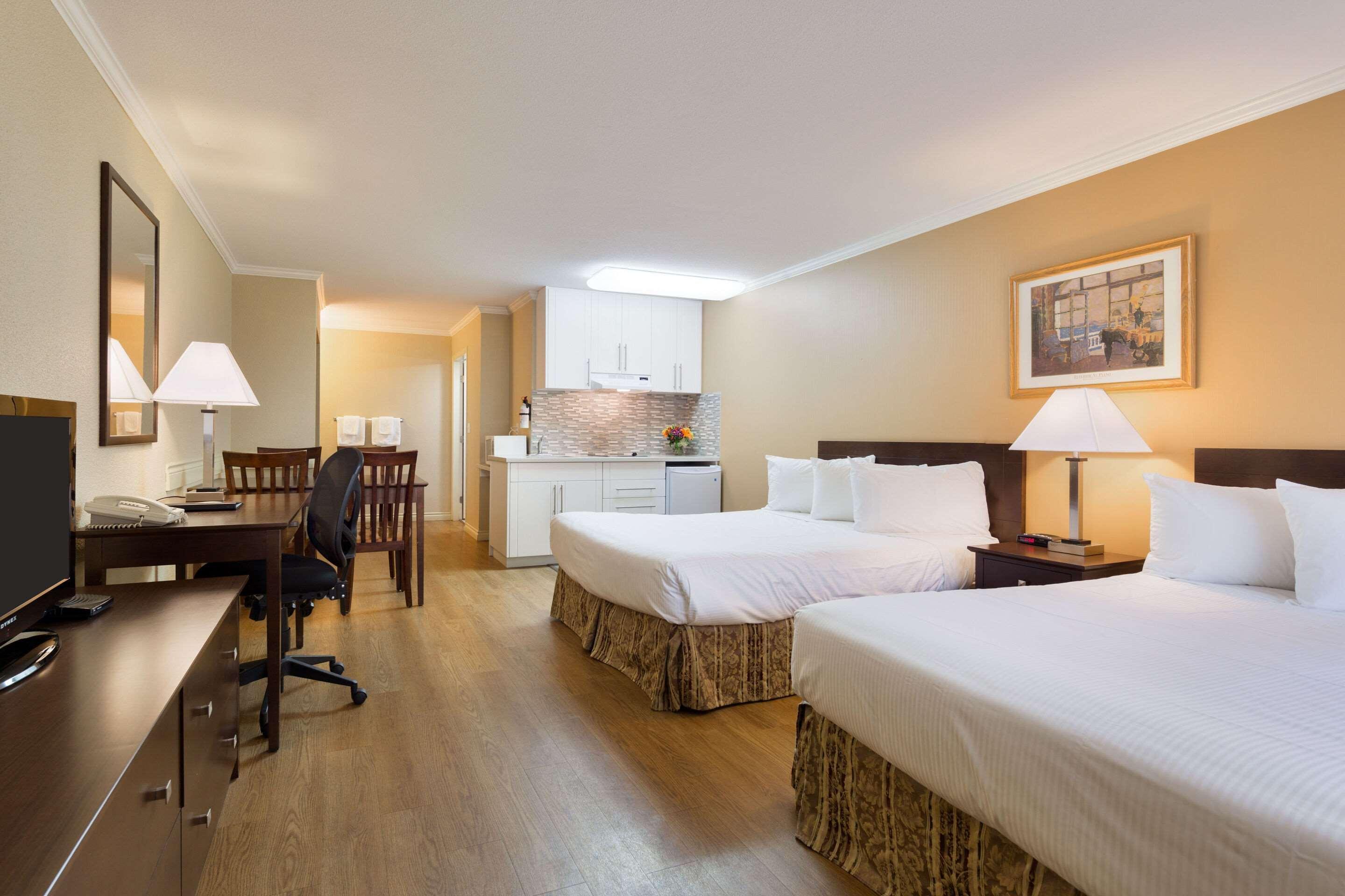 Econo Lodge Inn & Suites كيلوانا المظهر الخارجي الصورة