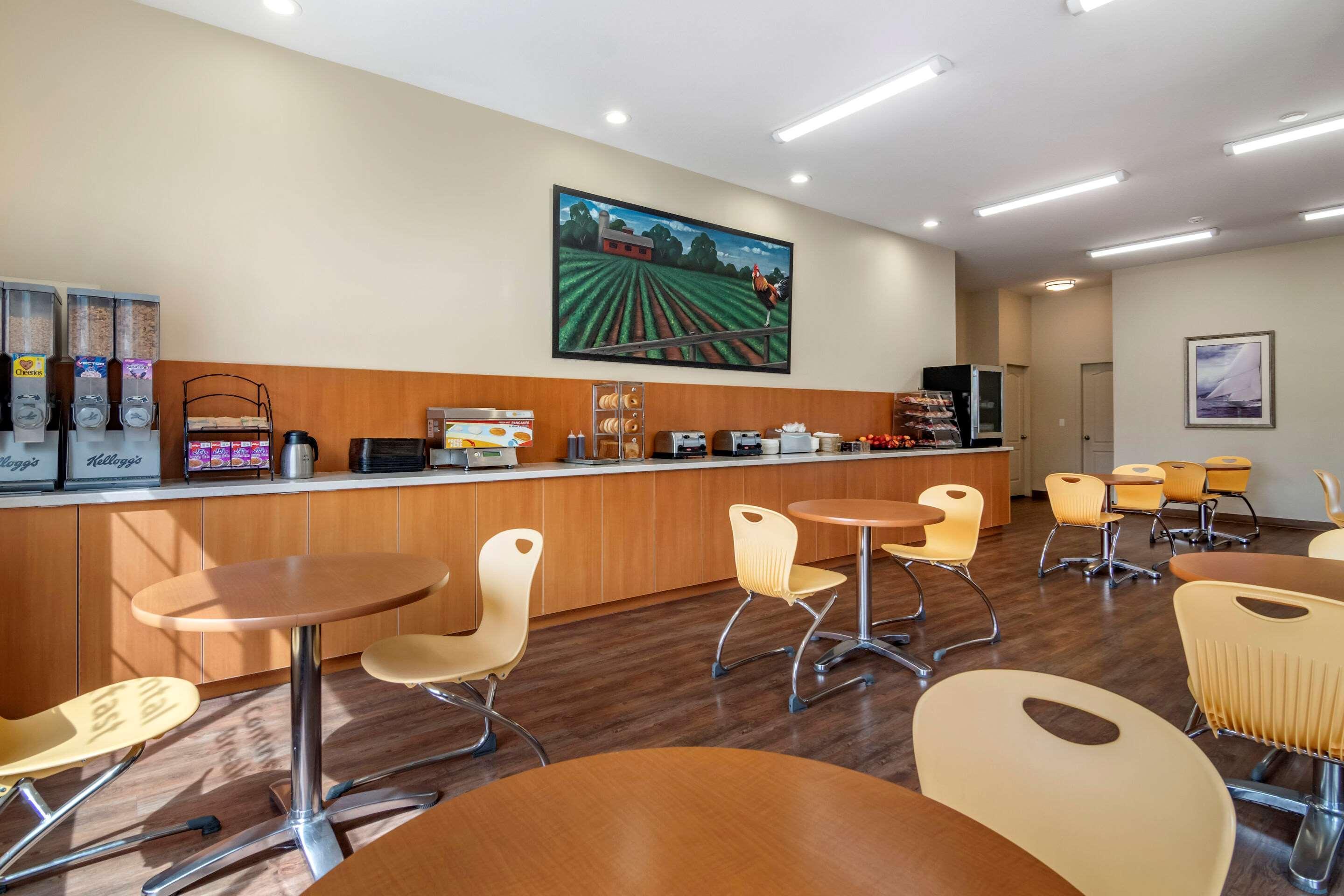 Econo Lodge Inn & Suites كيلوانا المظهر الخارجي الصورة