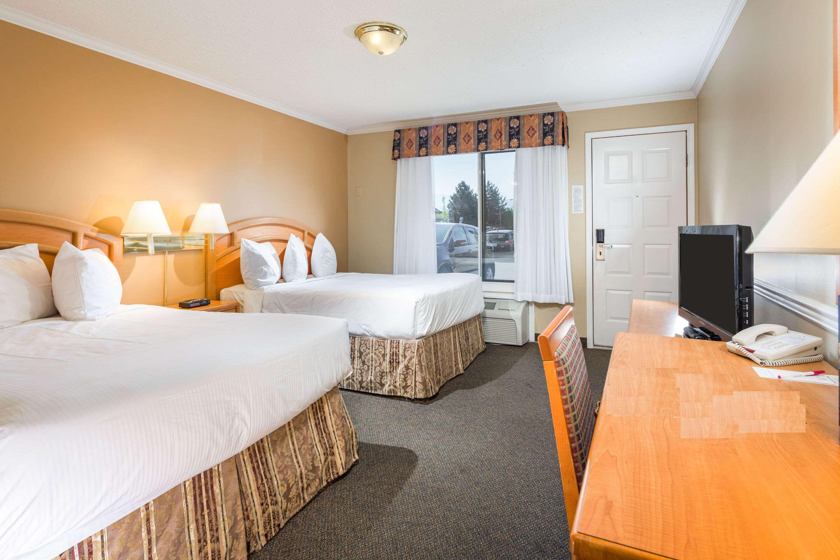 Econo Lodge Inn & Suites كيلوانا المظهر الخارجي الصورة