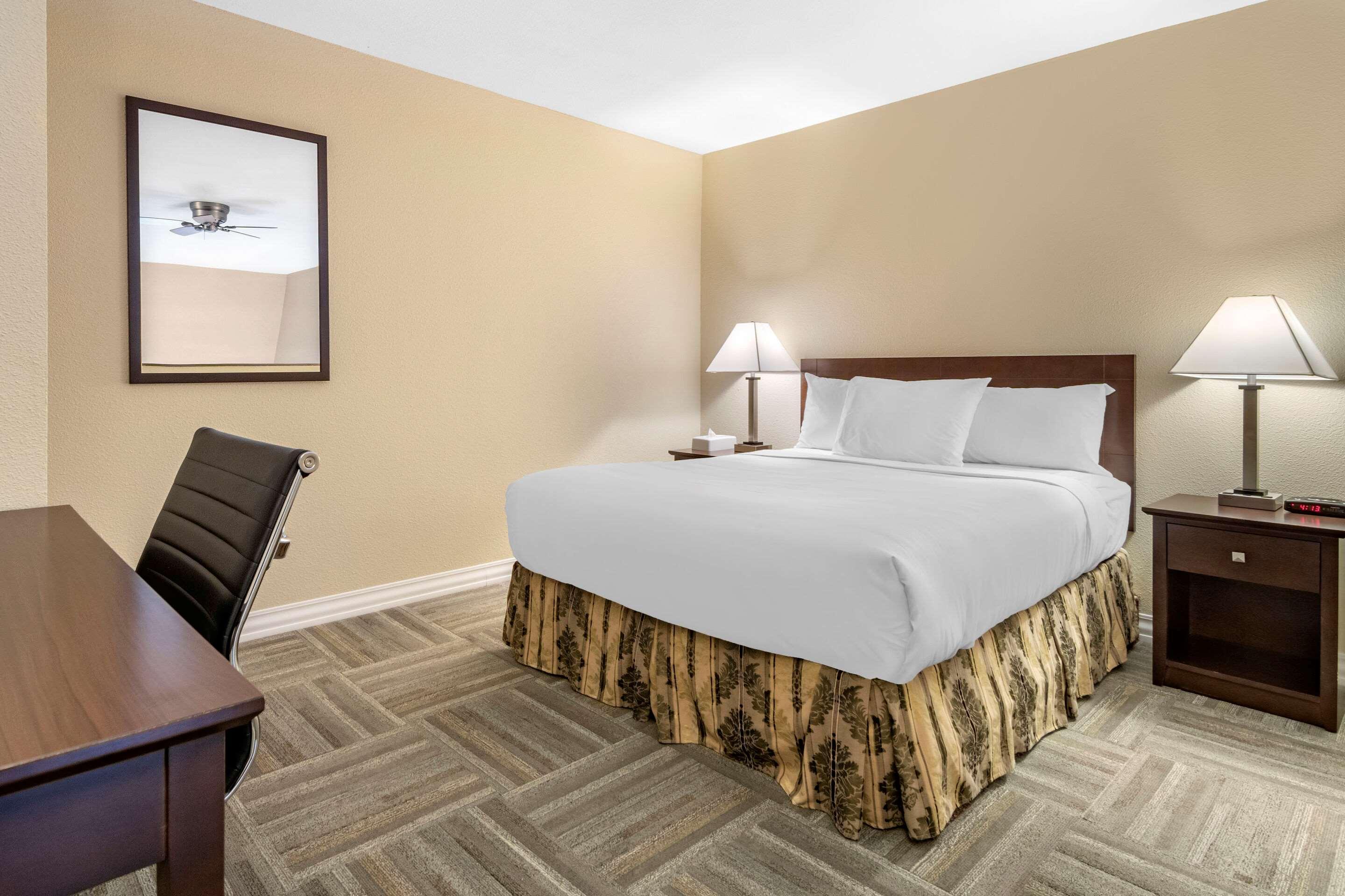 Econo Lodge Inn & Suites كيلوانا المظهر الخارجي الصورة