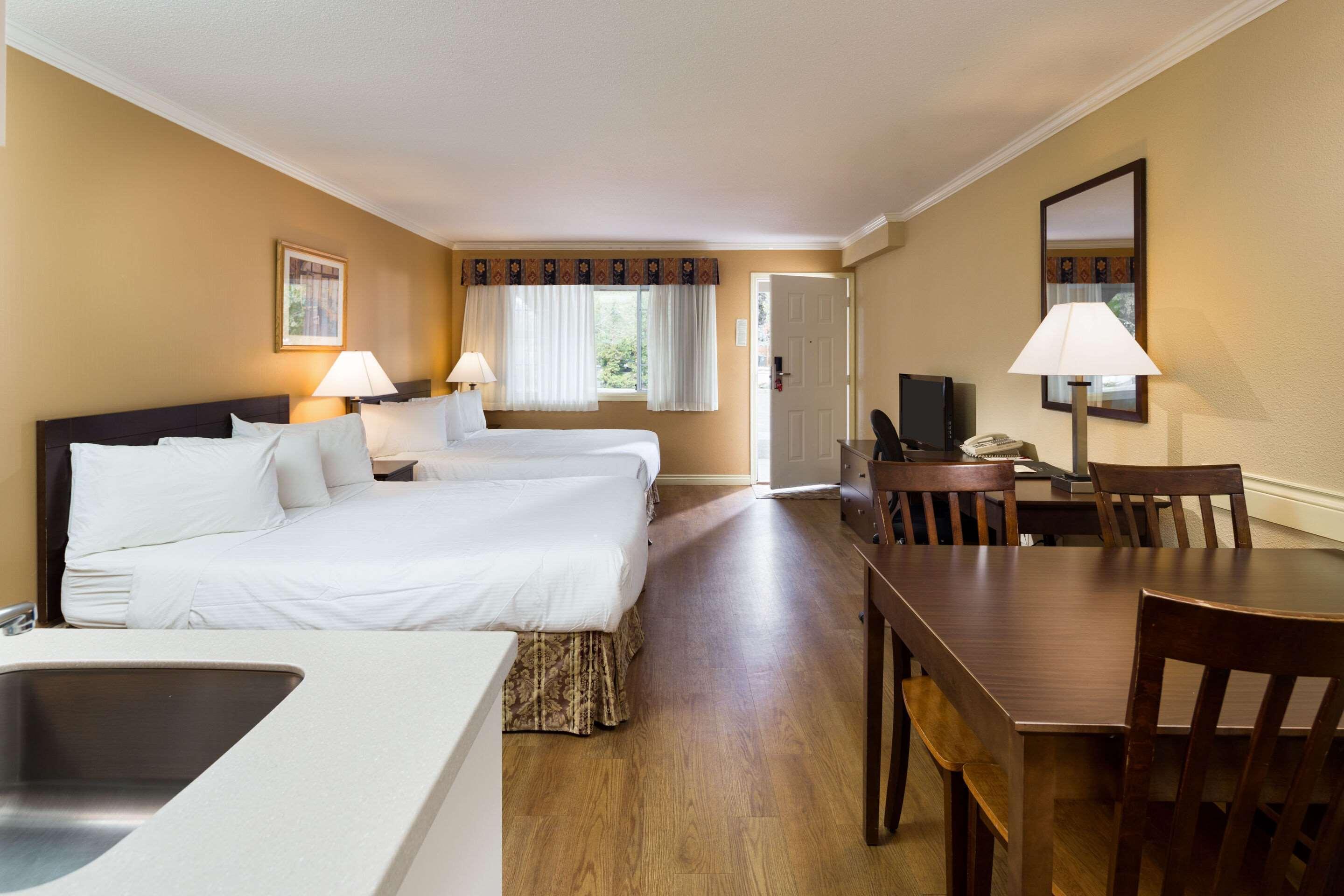 Econo Lodge Inn & Suites كيلوانا المظهر الخارجي الصورة