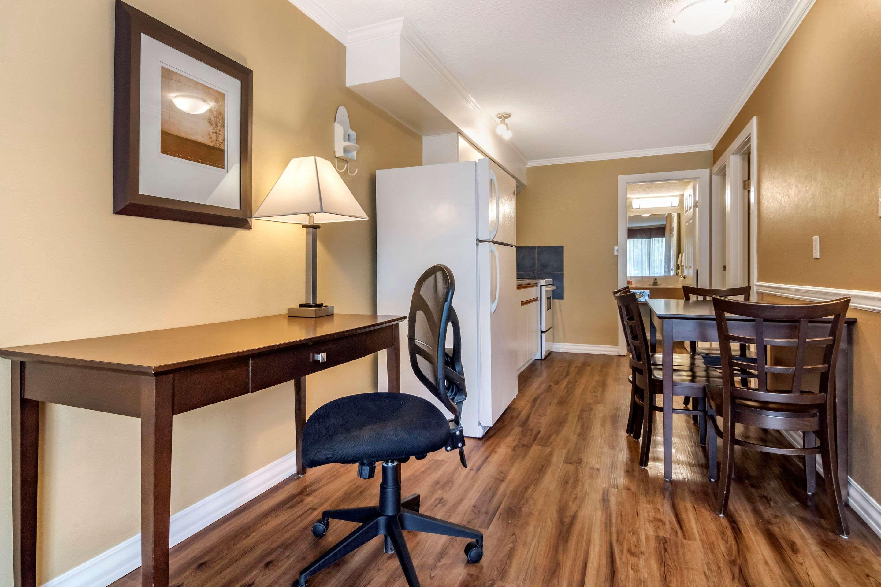 Econo Lodge Inn & Suites كيلوانا المظهر الخارجي الصورة