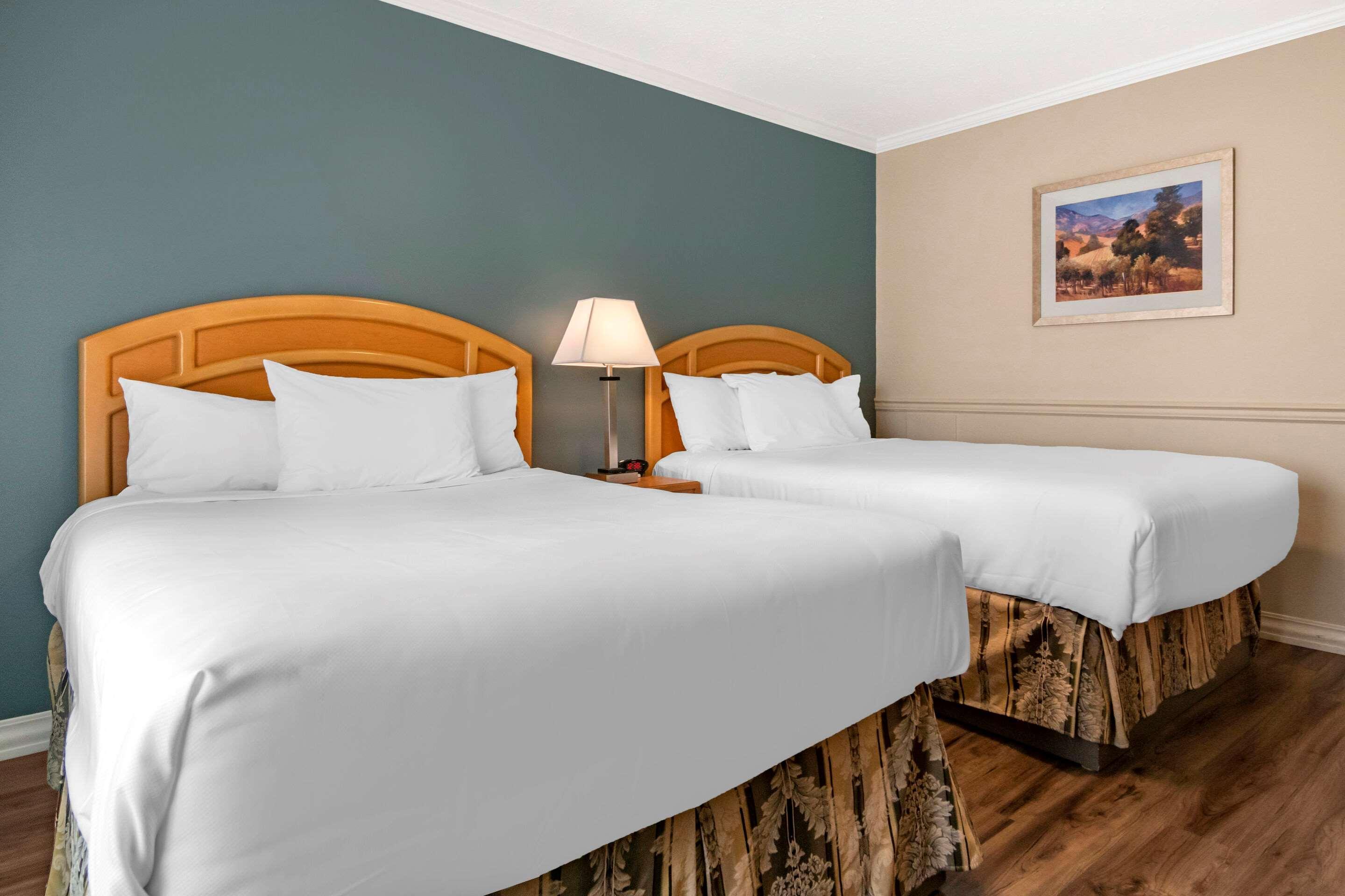 Econo Lodge Inn & Suites كيلوانا المظهر الخارجي الصورة