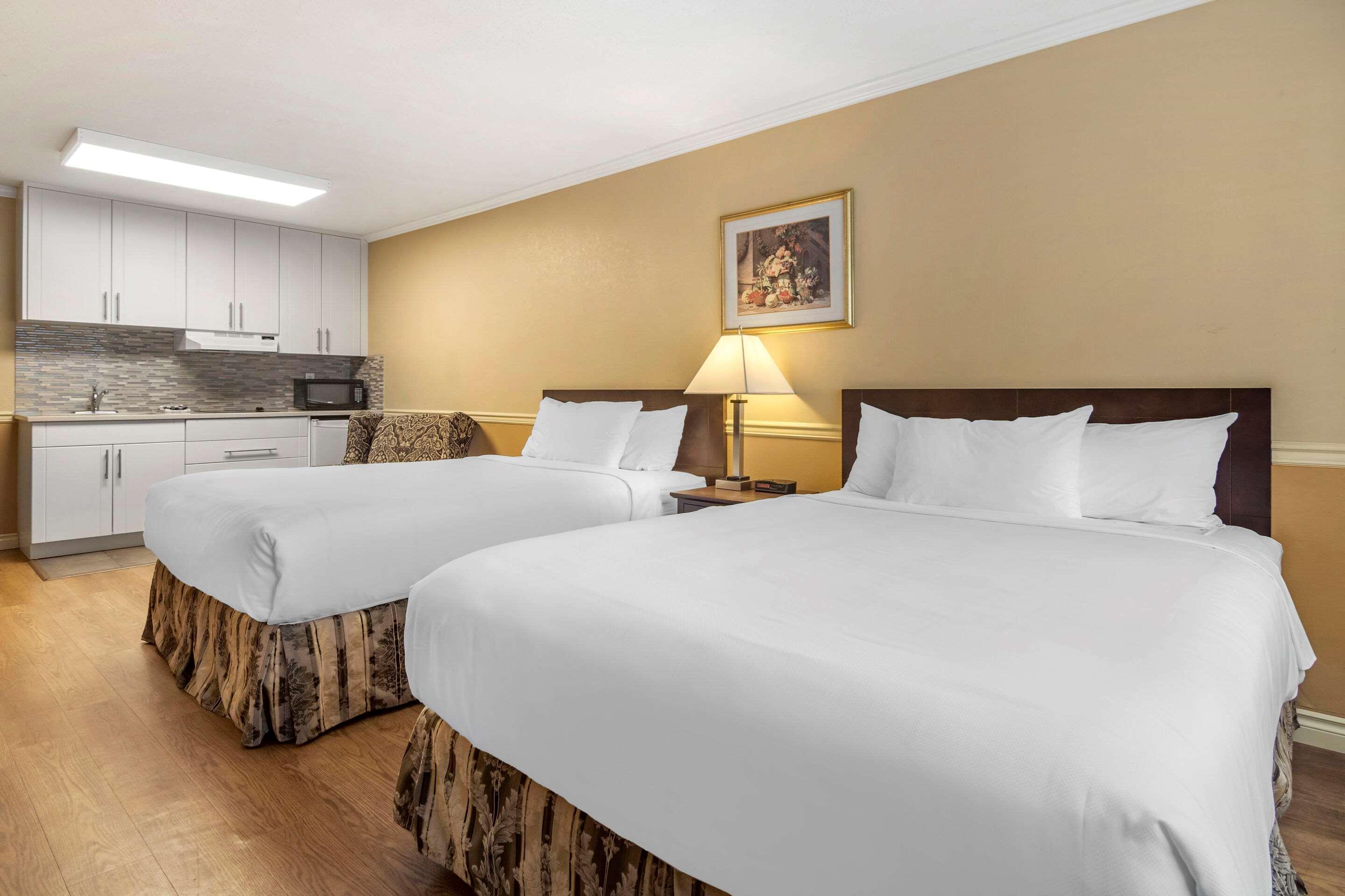 Econo Lodge Inn & Suites كيلوانا المظهر الخارجي الصورة
