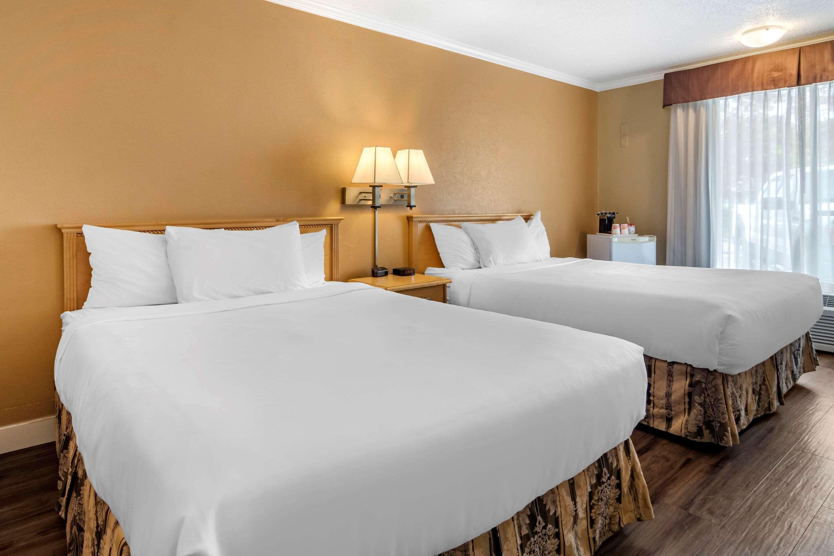 Econo Lodge Inn & Suites كيلوانا المظهر الخارجي الصورة