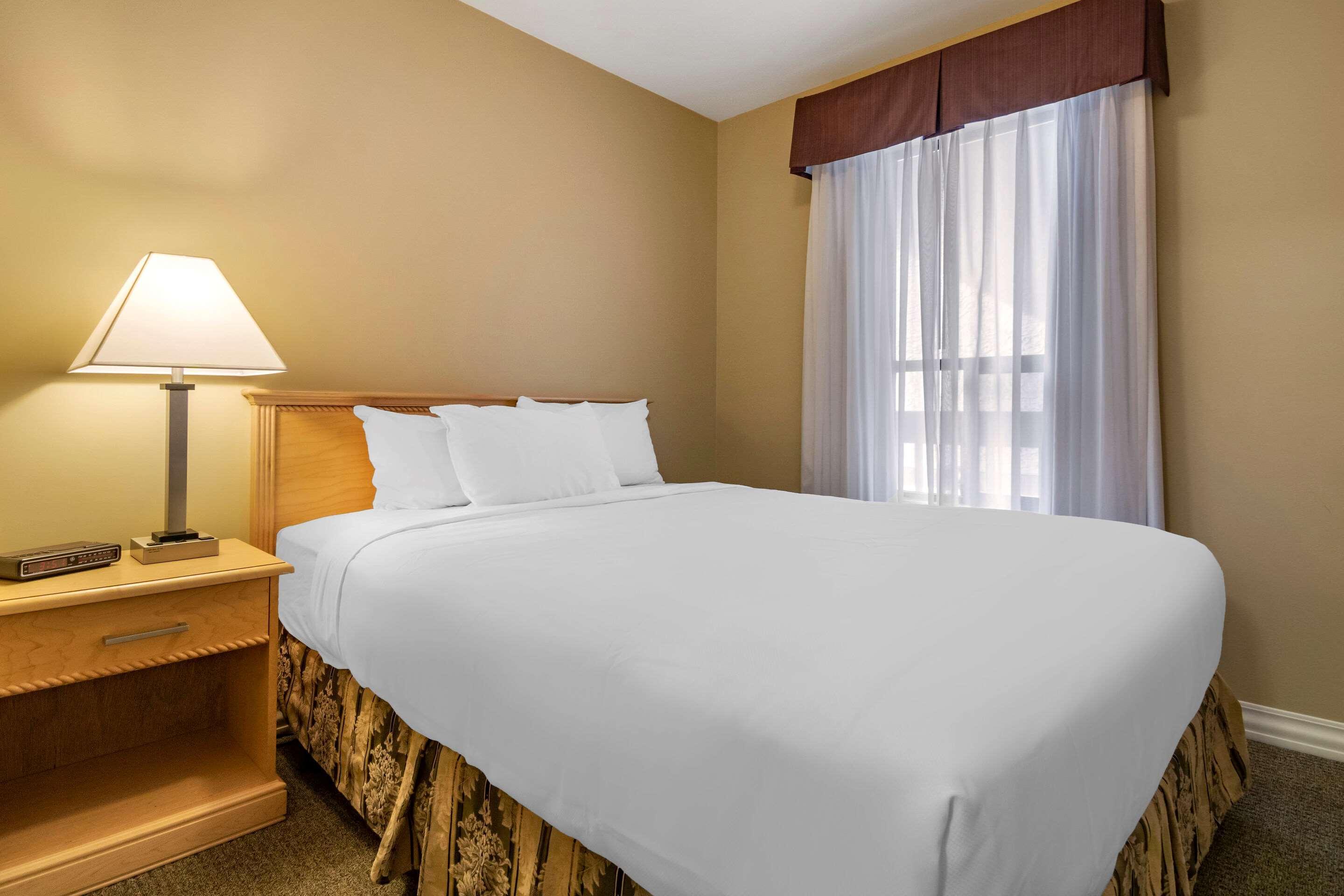 Econo Lodge Inn & Suites كيلوانا المظهر الخارجي الصورة